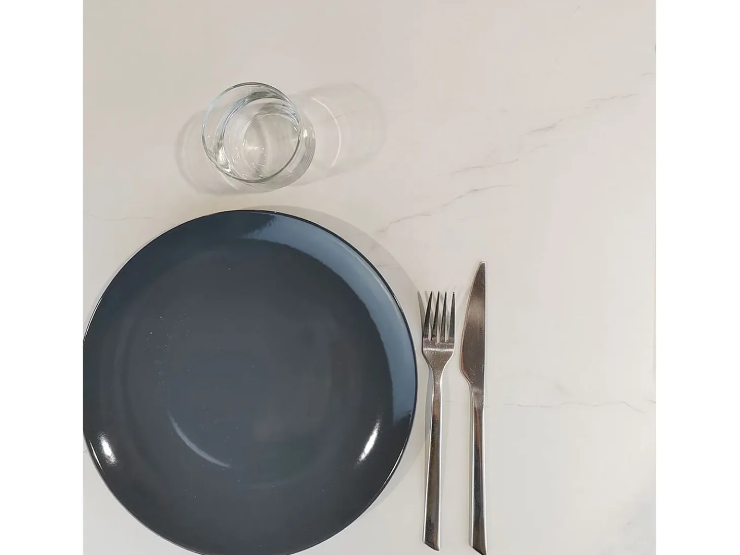Mesa alta 60 x 60 cm - modelo Milán mármol Paros con cantos de latón