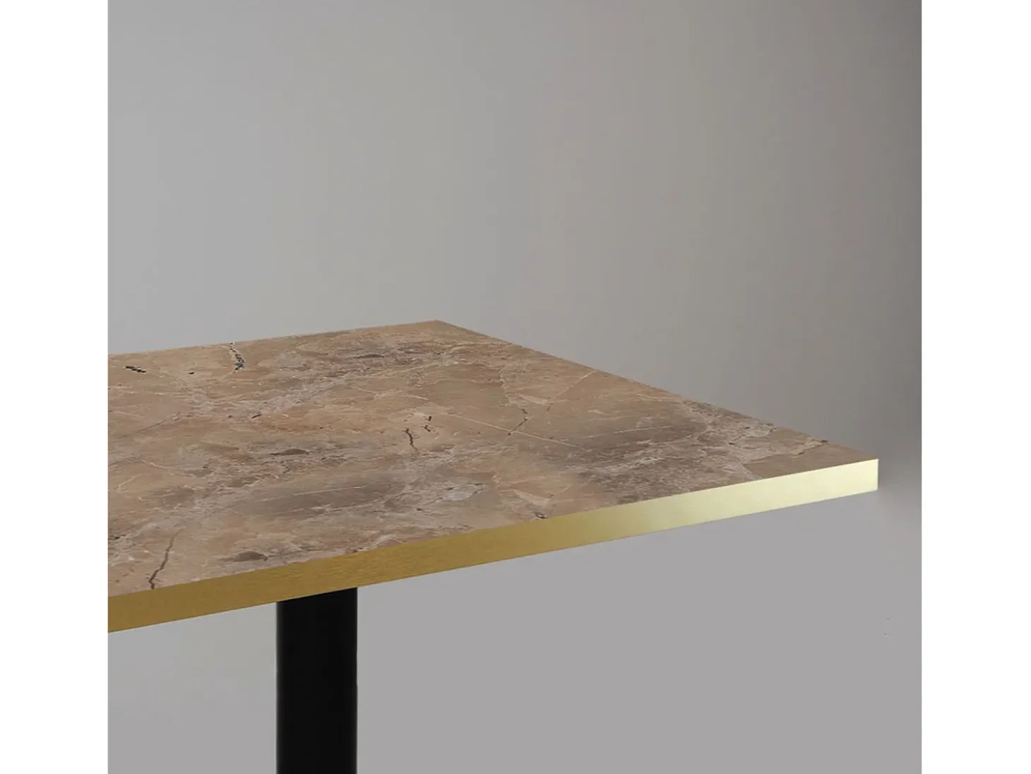 Mesa alta 60 x 60 cm - Modelo Milán mármol griego con cantos de latón