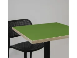 Mesa alta 60 x 60 cm - modelo Bazila cantos madera verde