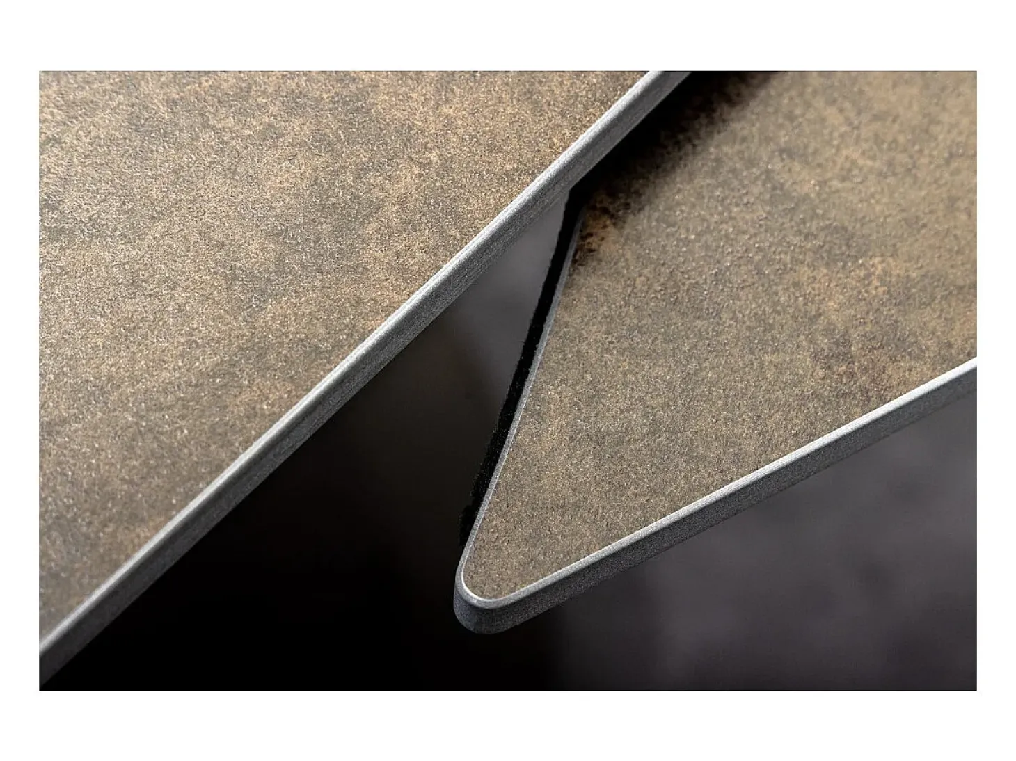 Mesa ATONIA – Ovalada extensible 130 a 190 cm – Tablero cerámico efecto mármol bronce – Patas de metal – Estilo moderno