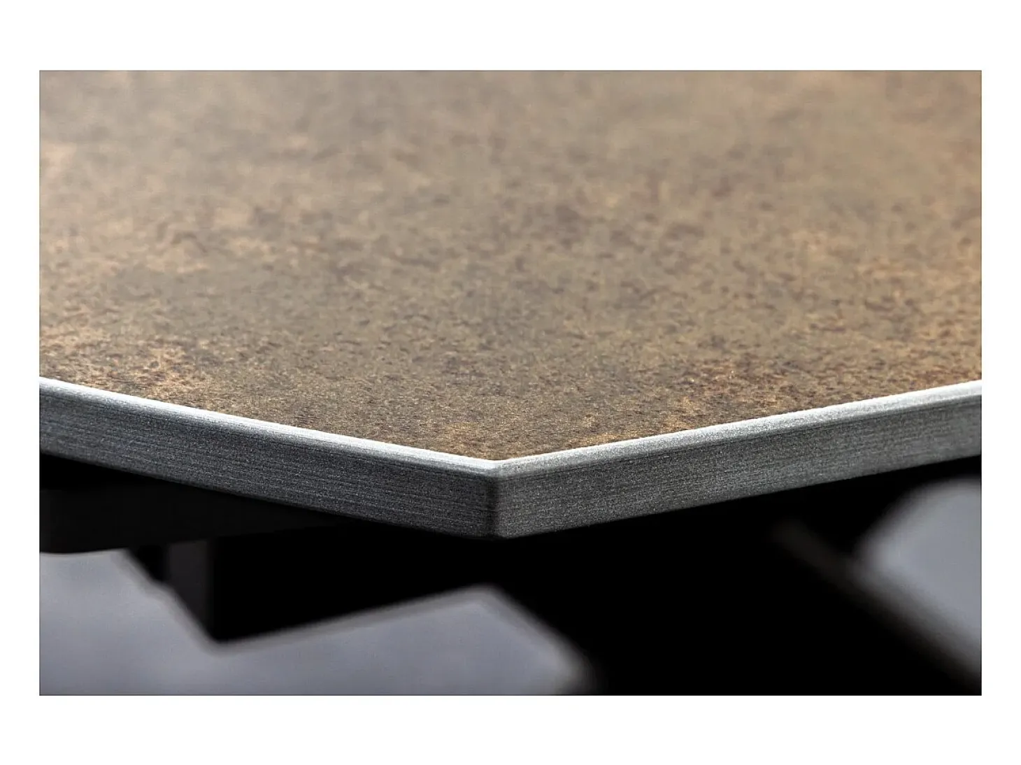 Mesa ATONIA – Ovalada extensible 130 a 190 cm – Tablero cerámico efecto mármol bronce – Patas de metal – Estilo moderno