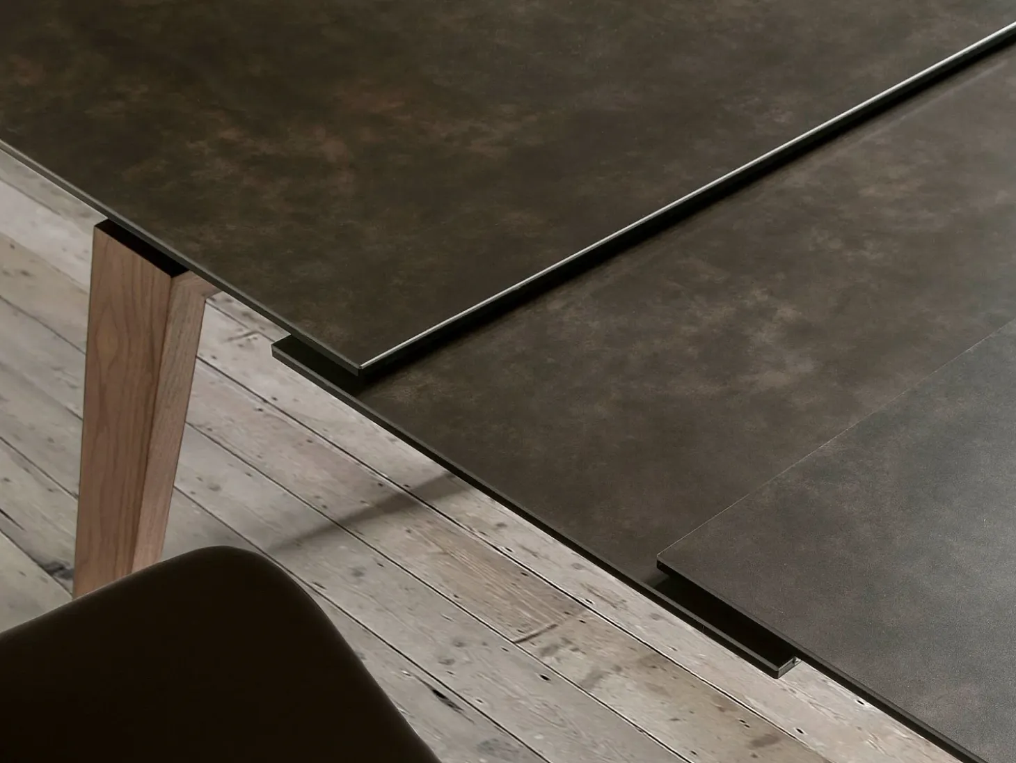 Mesa comedor extensible rectangular mármol porcelánico y nogal 1026 ANGEL CERDA