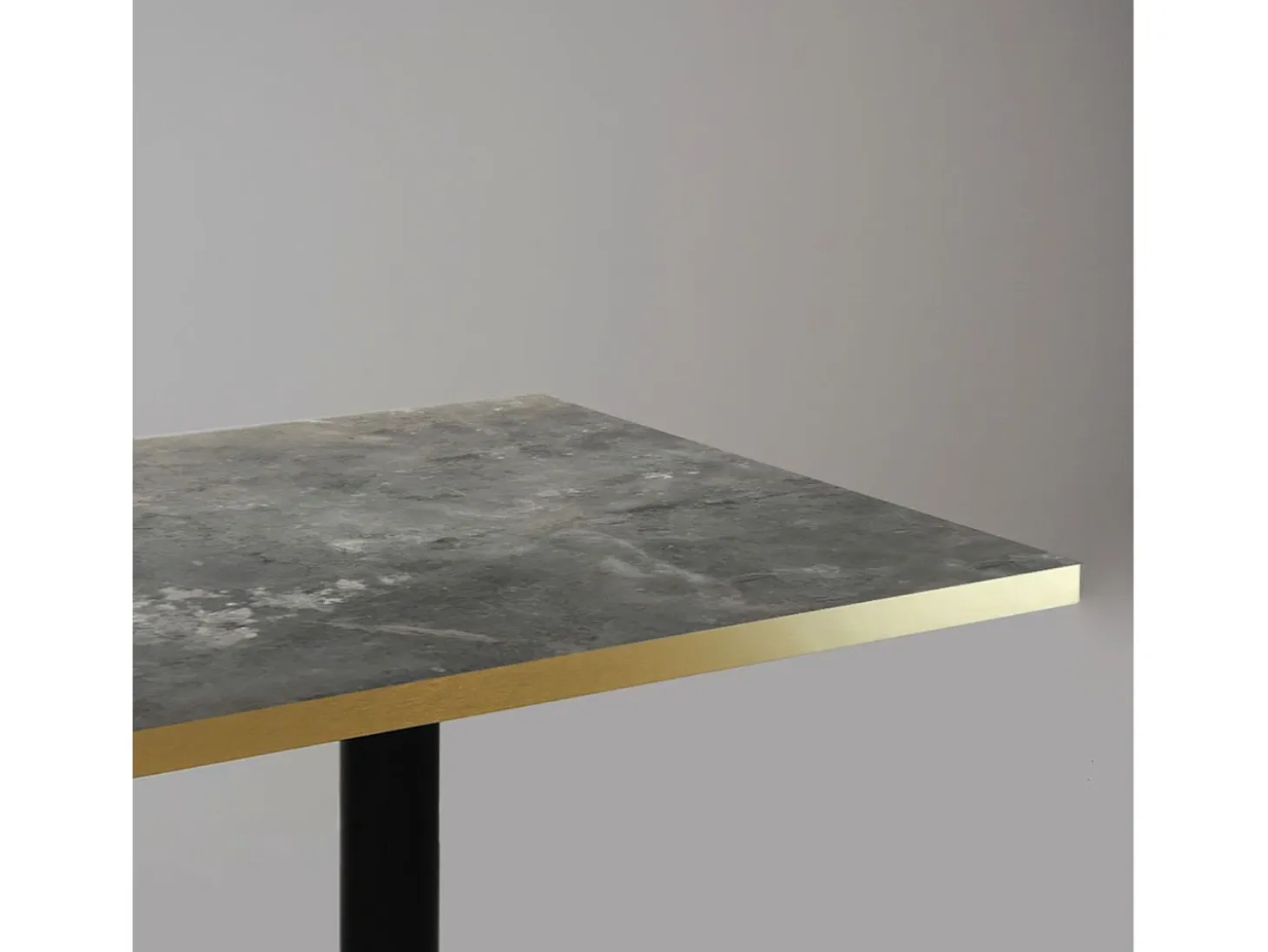 Mesa de bar 60 x 60 cm - Modelo redonda, piedra metalizada con cantos de latón