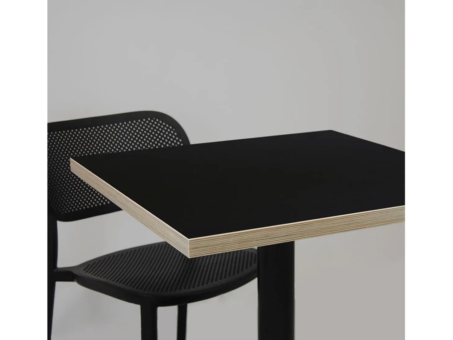 Mesa de bar 60 x 60 cm - modelo Bazila cantos madera negro