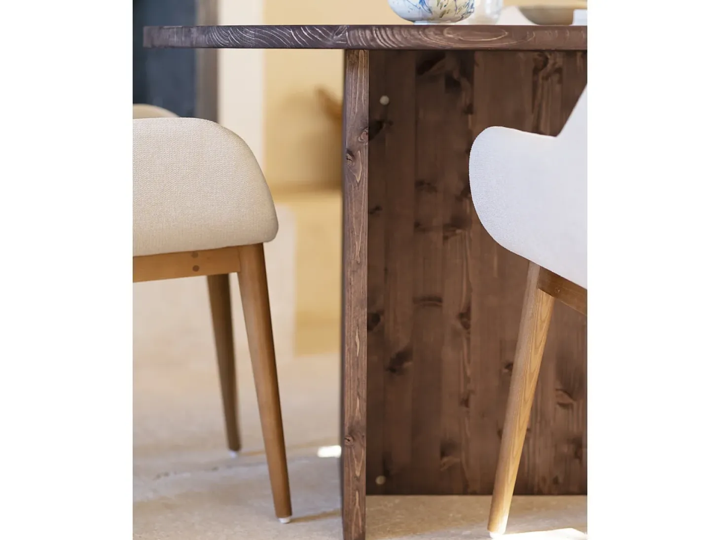 Mesa de comedor de forma orgánica de madera de abeto maciza Decowood en tono nogal de 142,9x75cm - MUR - DECOWOOD