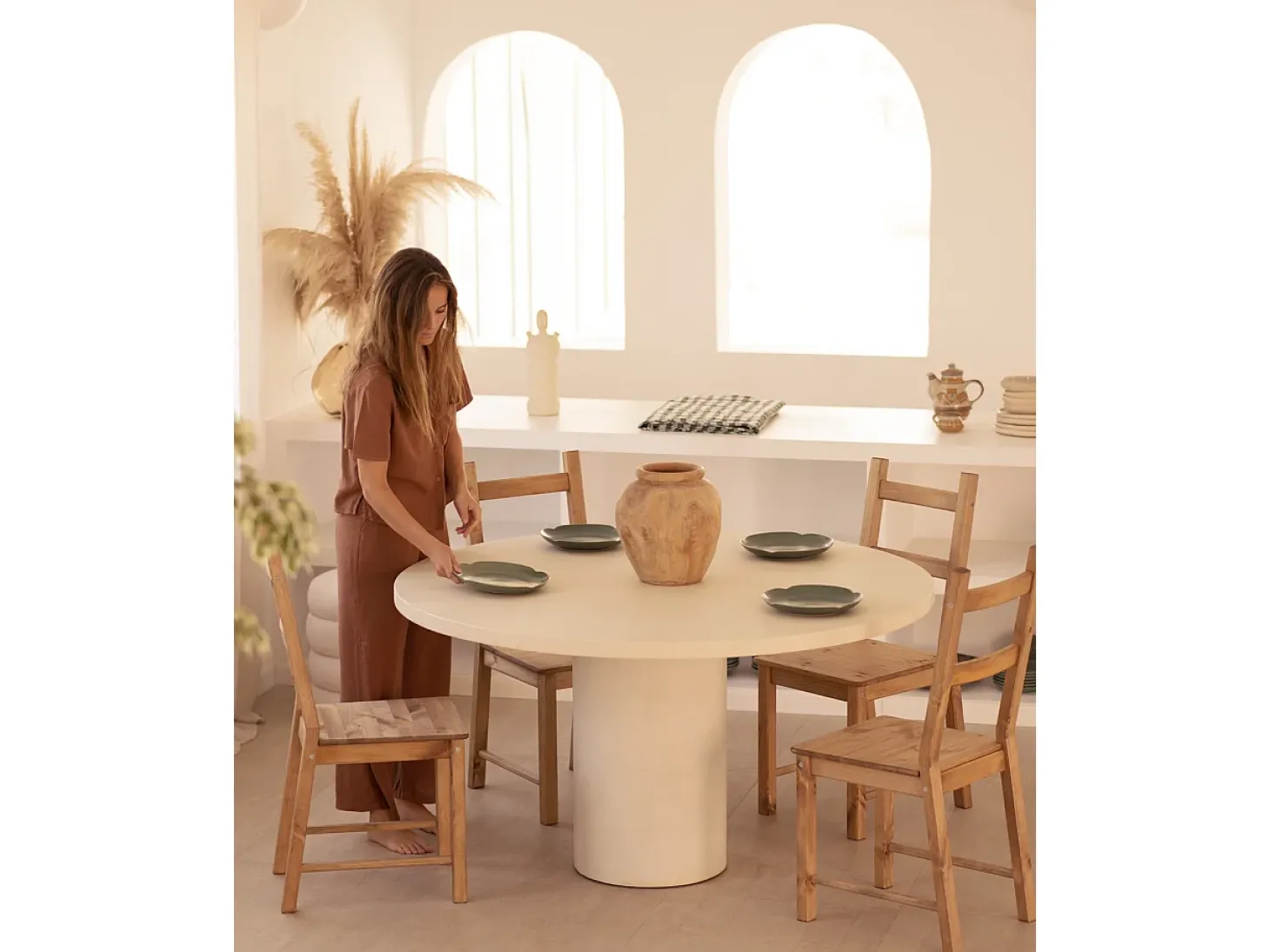 Mesa de comedor de madera de abeto maciza en microcemento redonda y soporte cilíndrico de Ø120x75cm en tono blanco roto - LUCÍA - DECOWOOD