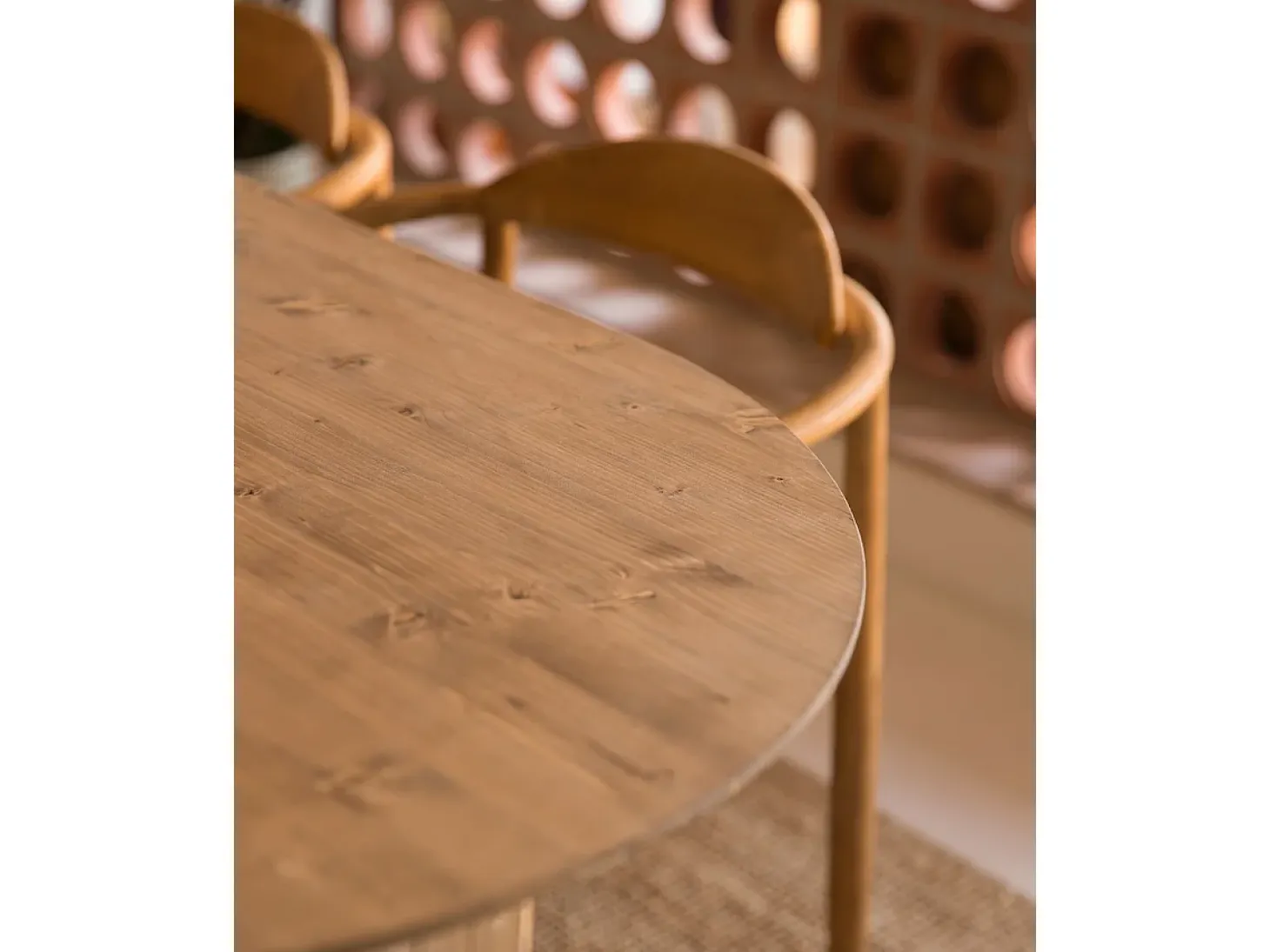 Mesa de comedor de madera de abeto ovalada Decowood en tono roble oscuro de 160x75,2cm - BLOOM - DECOWOOD
