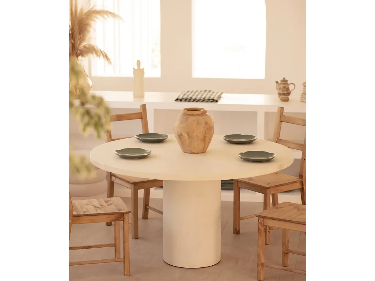 Mesa de comedor de madera de abeto maciza en microcemento redonda y soporte cilíndrico de Ø100x75cm en tono blanco roto - LUCÍA - DECOWOOD