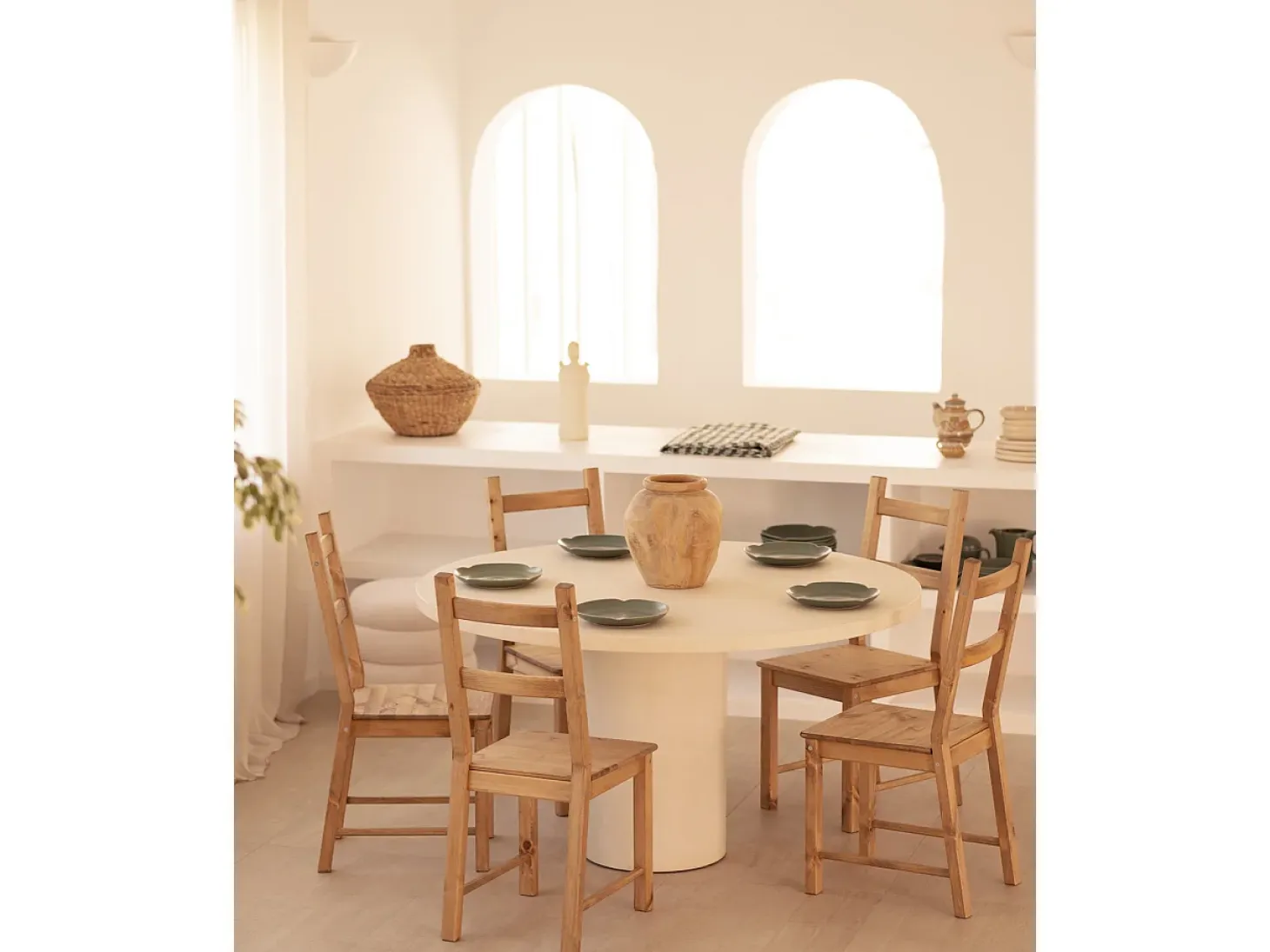 Mesa de comedor de madera de abeto maciza en microcemento redonda y soporte cilíndrico de Ø100x75cm en tono blanco roto - LUCÍA - DECOWOOD