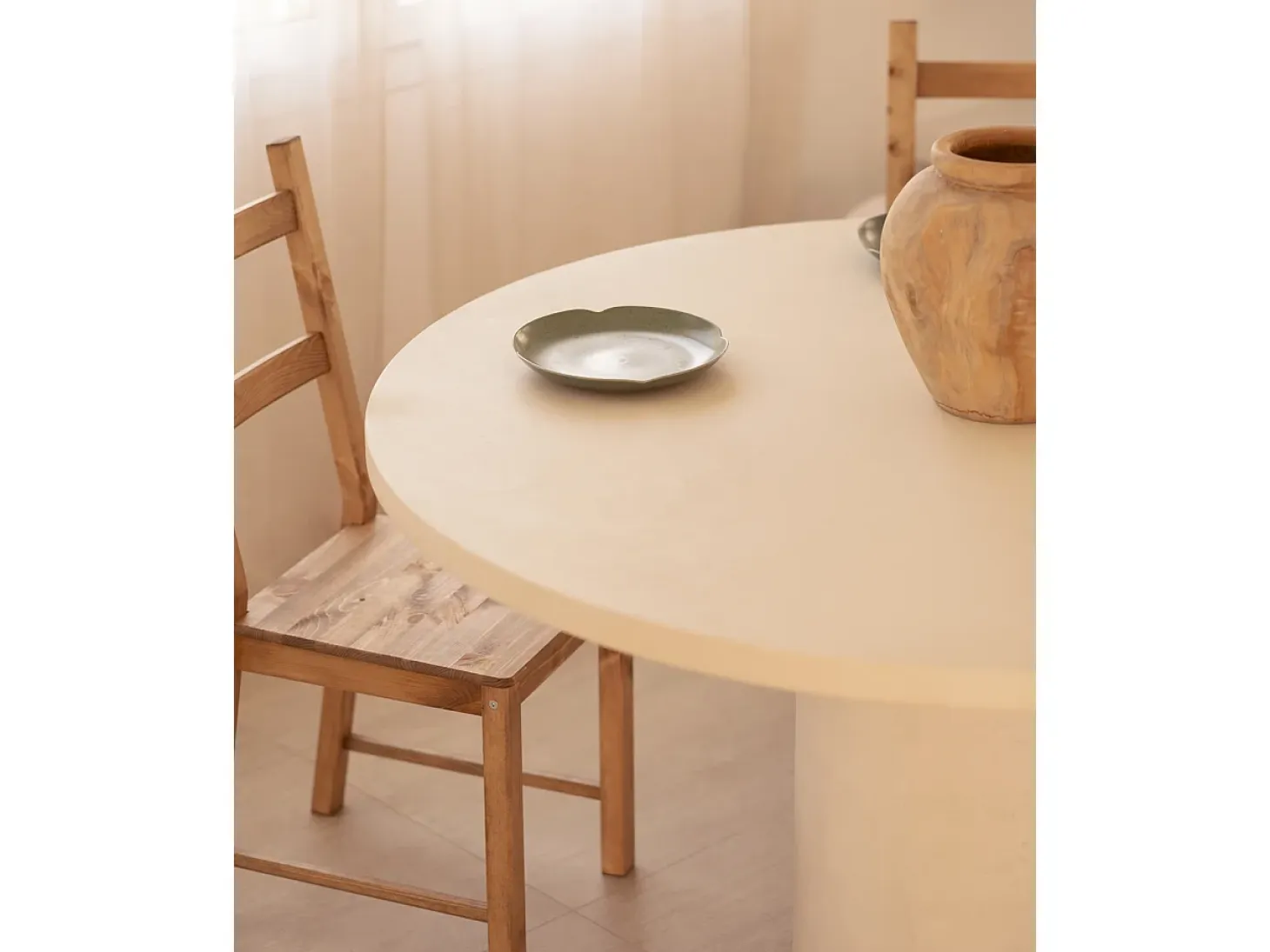 Mesa de comedor de madera de abeto maciza en microcemento redonda y soporte cilíndrico de Ø100x75cm en tono blanco roto - LUCÍA - DECOWOOD