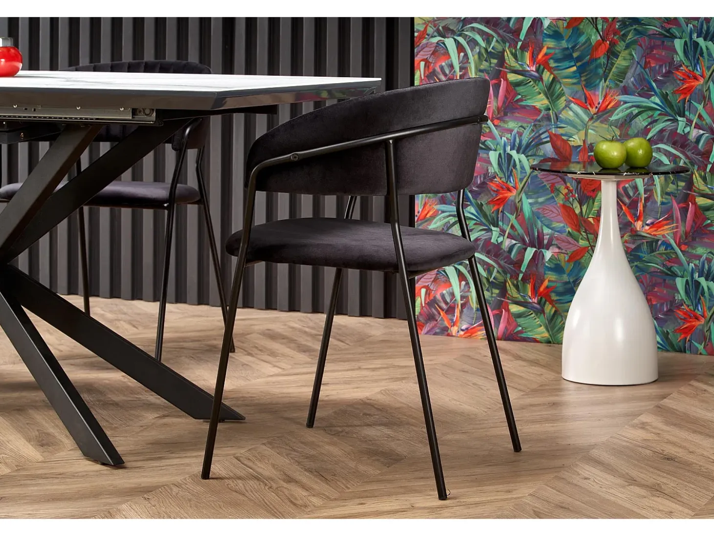 Mesa de comedor extensible ODUNA con tablero de aspecto mármol y pata central de metal negro