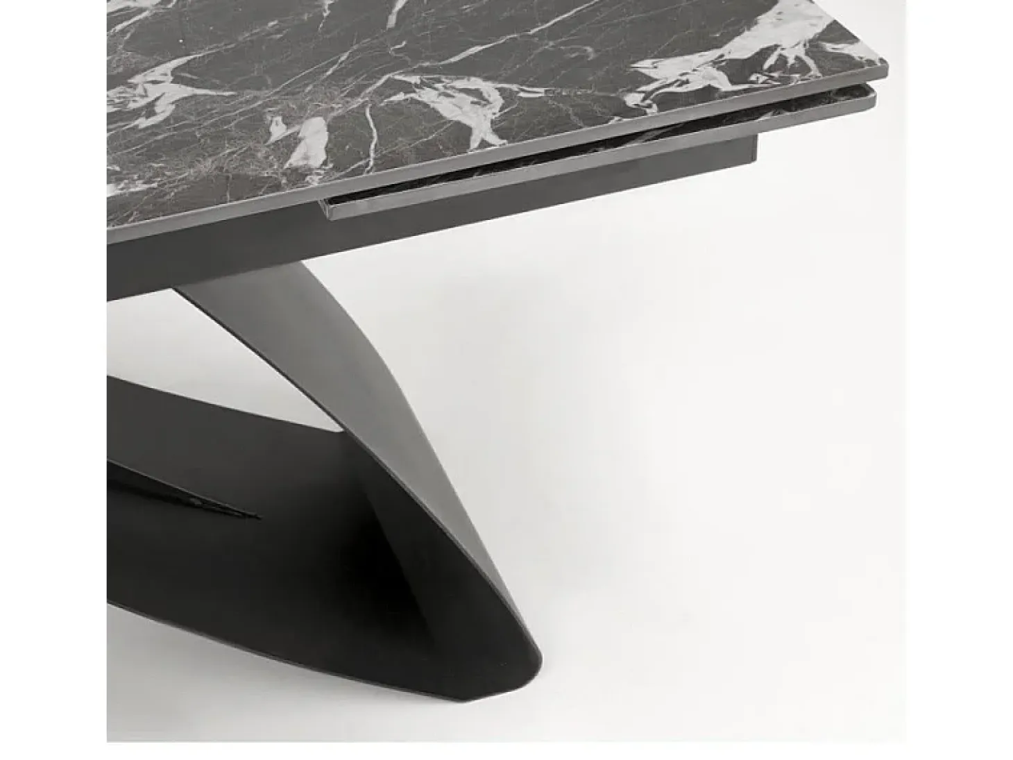 Mesa de comedor extensible Lizzy con tablero de mármol negro y pata central