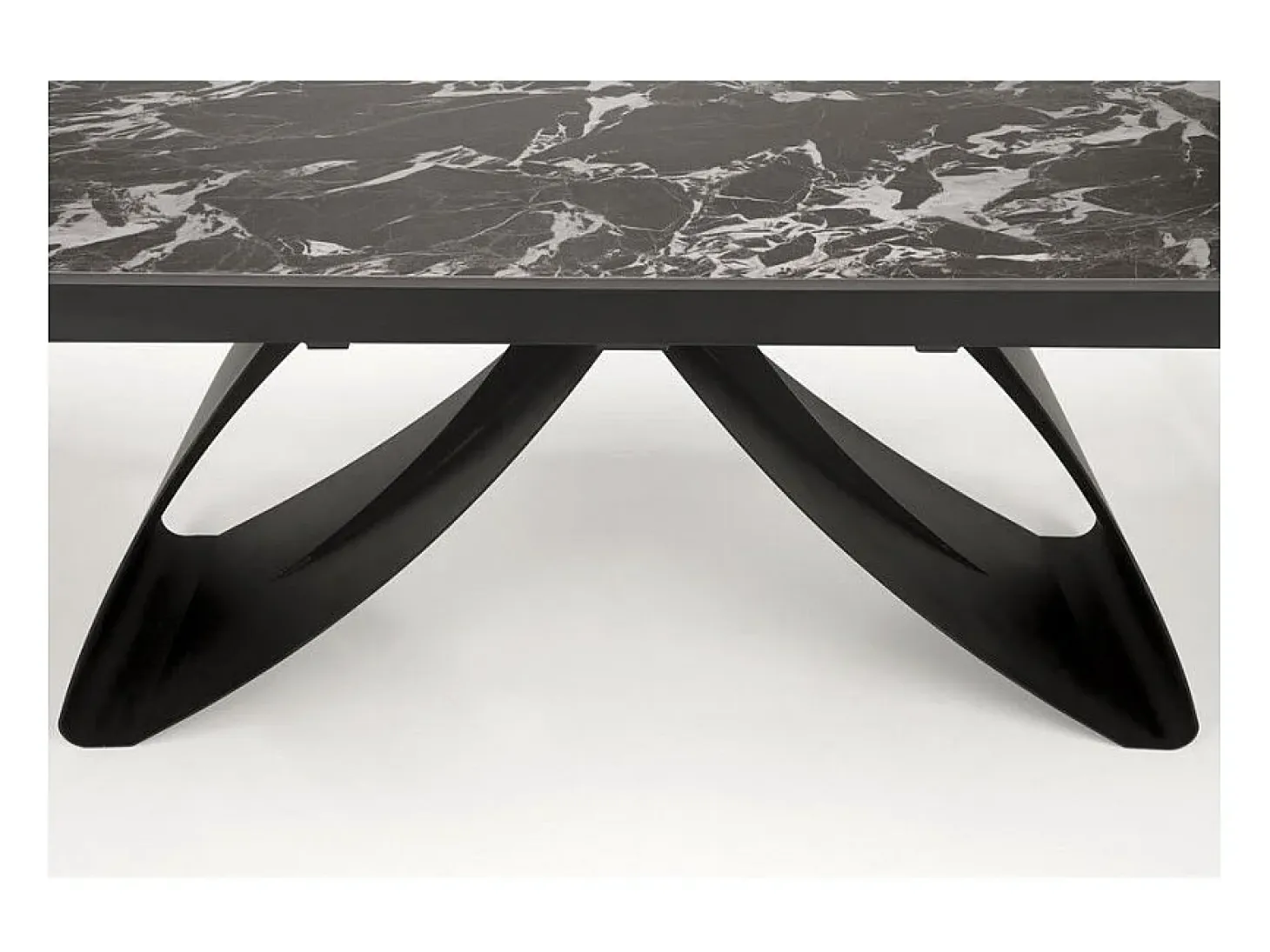 Mesa de comedor extensible Lizzy con tablero de mármol negro y pata central