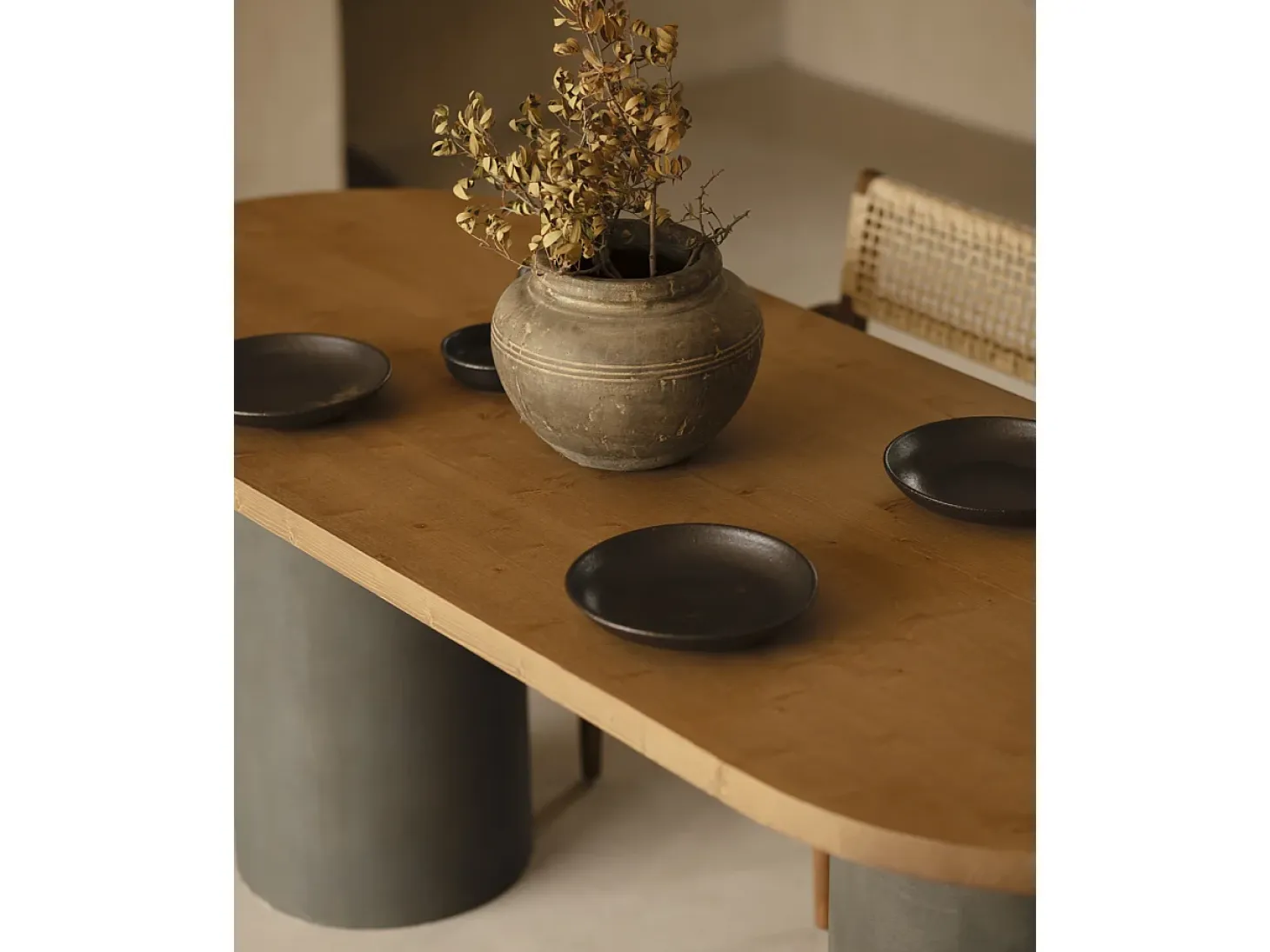 Mesa de comedor ovalada de madera maciza tono roble oscuro y patas de microcemento en tono verde DECOWOOD de 180x75cm - LUCÍA - DECOWOOD