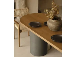 Mesa de comedor ovalada de madera maciza tono roble oscuro y patas de microcemento en tono verde DECOWOOD de 180x75cm - LUCÍA - DECOWOOD