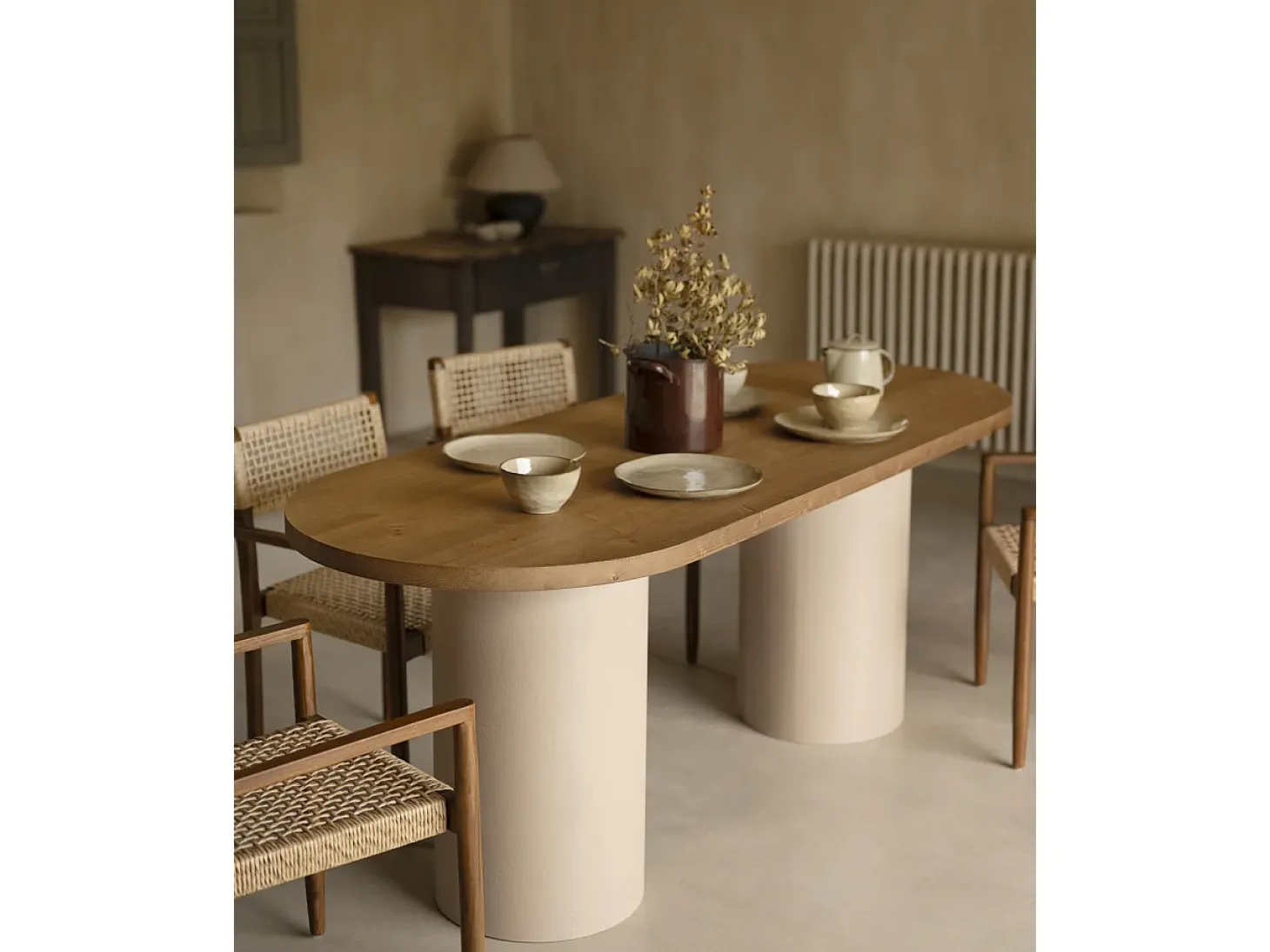 Mesa de comedor ovalada de madera maciza tono roble oscuro y patas de microcemento en tono tierra DECOWOOD de 220x75cm - LUCÍA - DECOWOOD