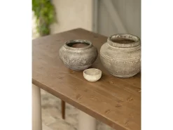 Mesa de comedor rectangular de madera maciza en tono roble oscuro y patas de microcemento en tono tierra DECOWOOD de 200x75cm - LUCÍA - DECOWOOD