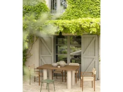 Mesa de comedor rectangular de madera maciza en tono roble oscuro y patas de microcemento en tono tierra DECOWOOD de 200x75cm - LUCÍA - DECOWOOD