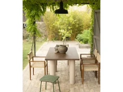 Mesa de comedor rectangular de madera maciza en tono roble oscuro y patas de microcemento en tono tierra DECOWOOD de 200x75cm - LUCÍA - DECOWOOD