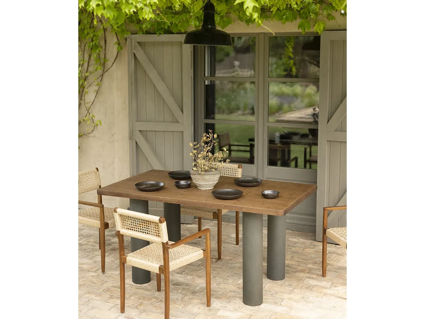 Mesa de comedor rectangular de madera maciza en tono roble oscuro y patas de microcemento en tono verde DECOWOOD de 160x75cm - LUCÍA - DECOWOOD