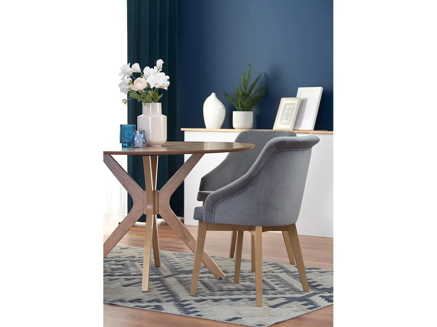 Mesa de comedor redonda con patas de madera maciza y tablero chapado en roble natural Racoon