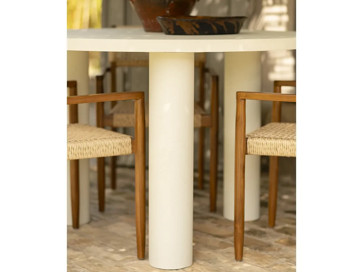 Mesa de comedor redonda de microcemento en tono blanco roto DECOWOOD de Ø120x75cm - LUCÍA - DECOWOOD