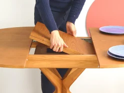 Mesa de comedor redonda extensible 100 cm para 5 personas Jubi chapa de fresno teñido nogal | Patas de fresno macizo teñidas nogal