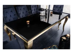 Mesa de comedor VELENA 180 cm – Tablero de vidrio negro y estructura de acero dorado – Elegancia barroca y diseño moderno