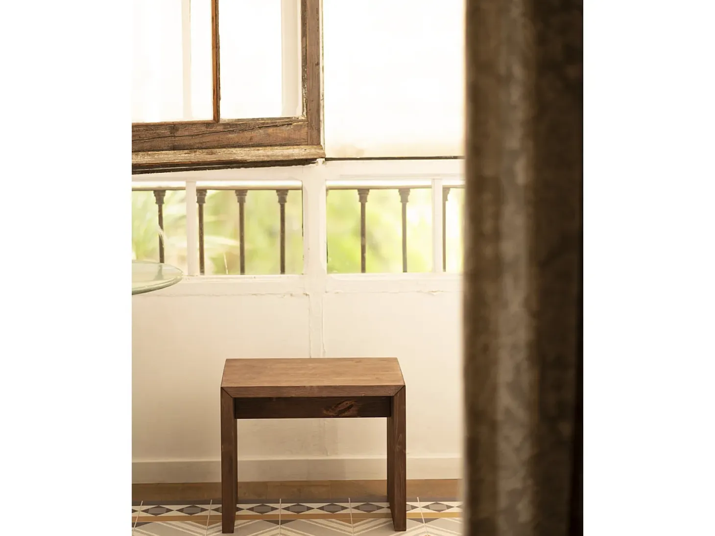 Pack mesa de comedor de 120x75cm y 4 taburetes de 50x45cm rectangulares de madera de abeto maciza Decowood en tono nogal - TELVA - DECOWOOD