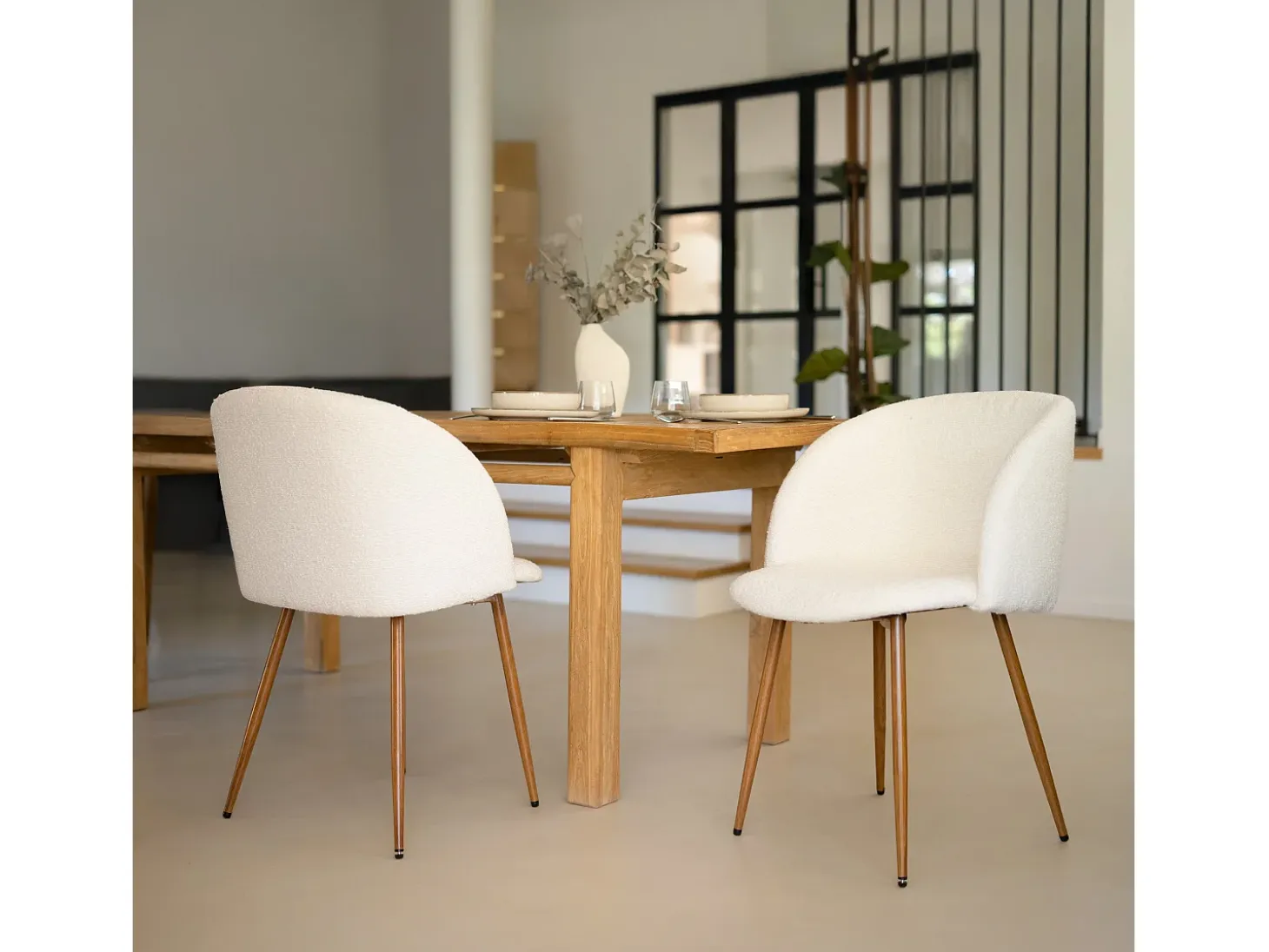 Set de 2 sillas en tejido bouclé beige con patas marrones - Swan