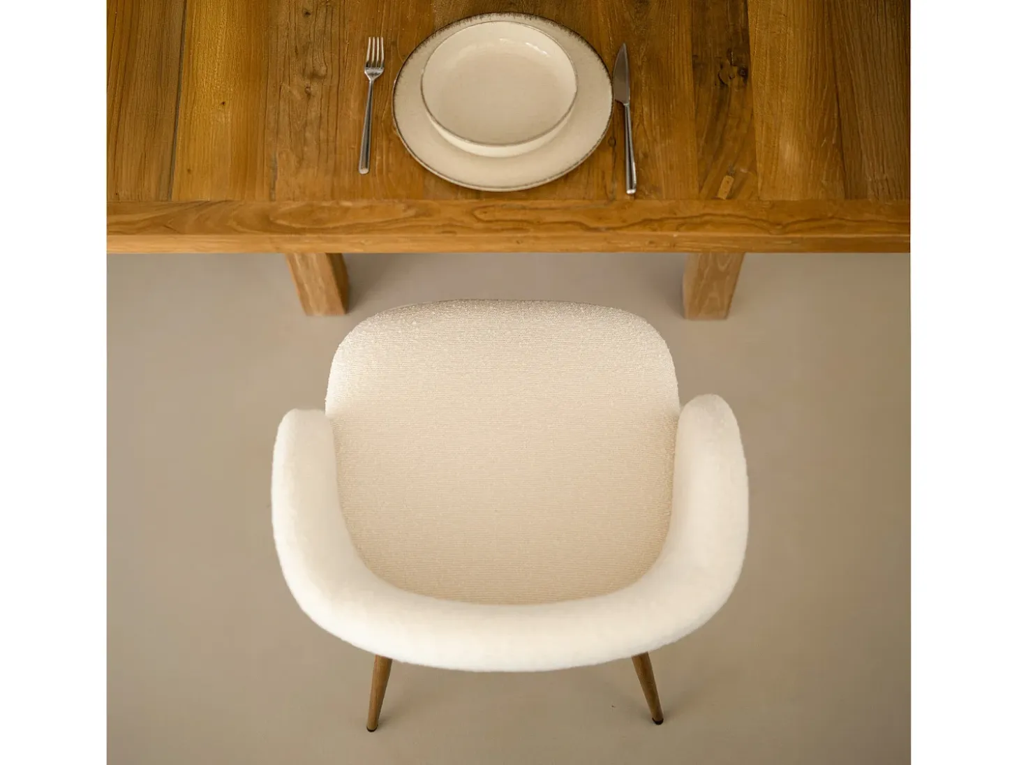 Set de 2 sillas en tejido bouclé beige con patas marrones - Swan