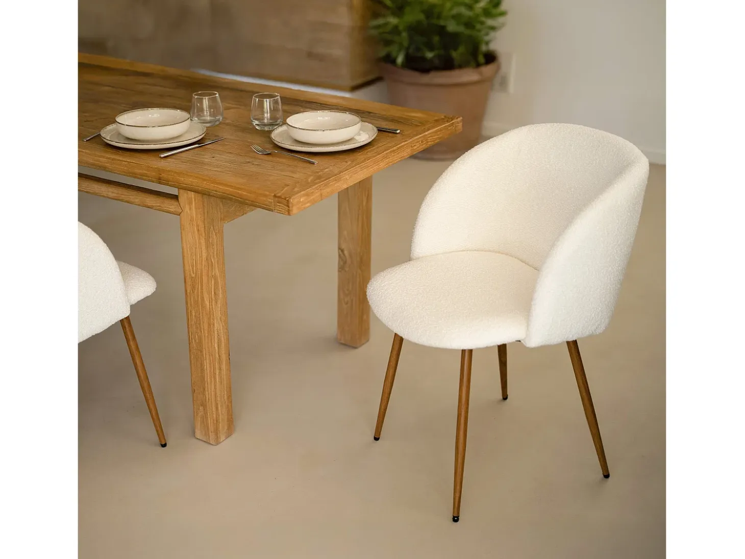 Set de 2 sillas en tejido bouclé beige con patas marrones - Swan