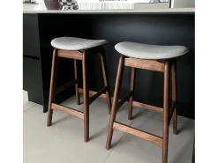Set de 2 taburetes para isla central en madera y tela gris 65,5 cm - Jude