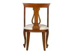 Silla Castle de madera maciza de caoba y tapizada en tela beige
