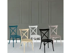 Silla de carreras apilable de plástico marrón con forma de cruz