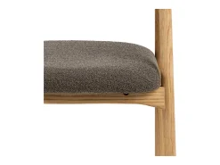 Silla de comedor Addi con reposabrazos bouclé gris.