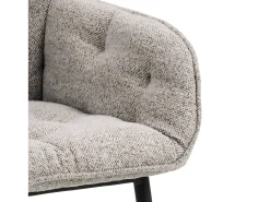 Silla de comedor Brooke con reposabrazos beige.