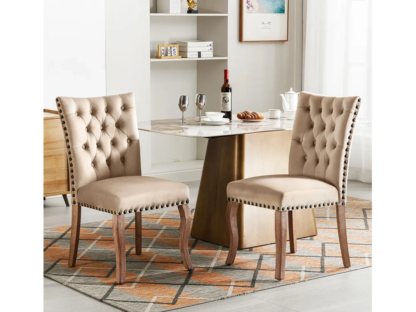 Silla de comedor con respaldo decorado, en terciopelo camel, patas de madera maciza, con clavos decorativos, juego de 2 (49x63x95 cm)