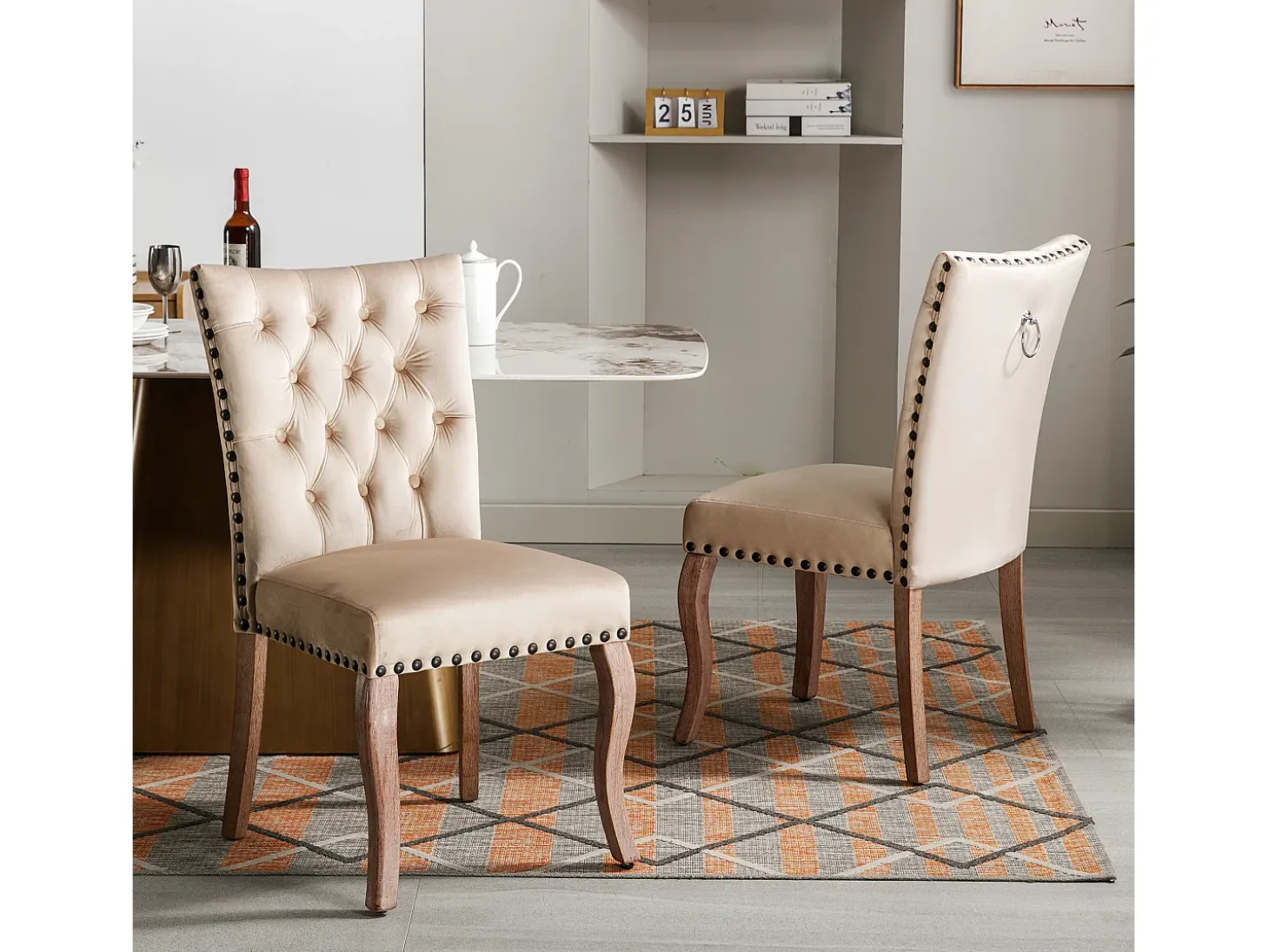 Silla de comedor con respaldo decorado, en terciopelo camel, patas de madera maciza, con clavos decorativos, juego de 2 (49x63x95 cm)
