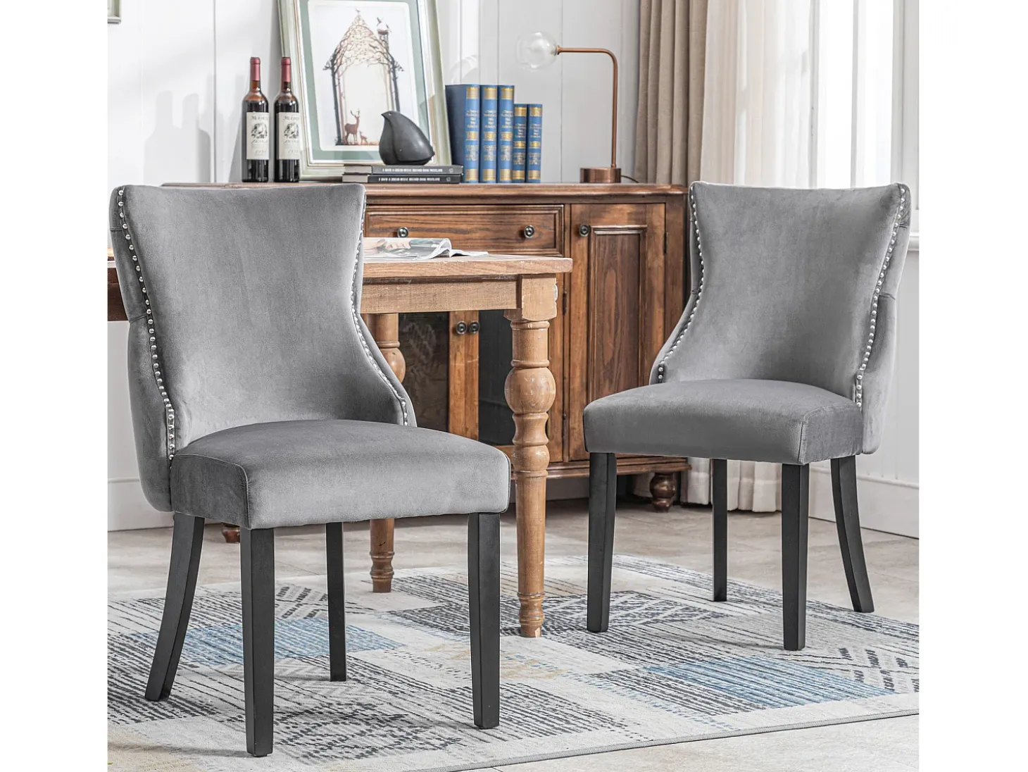 Silla de comedor de terciopelo gris con cómodas patas de madera maciza y diseño acolchado, juego de 2