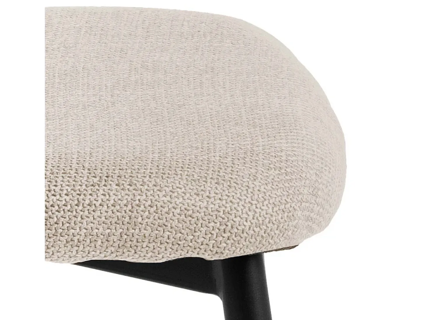 Silla de comedor Ilsa con reposabrazos beige.