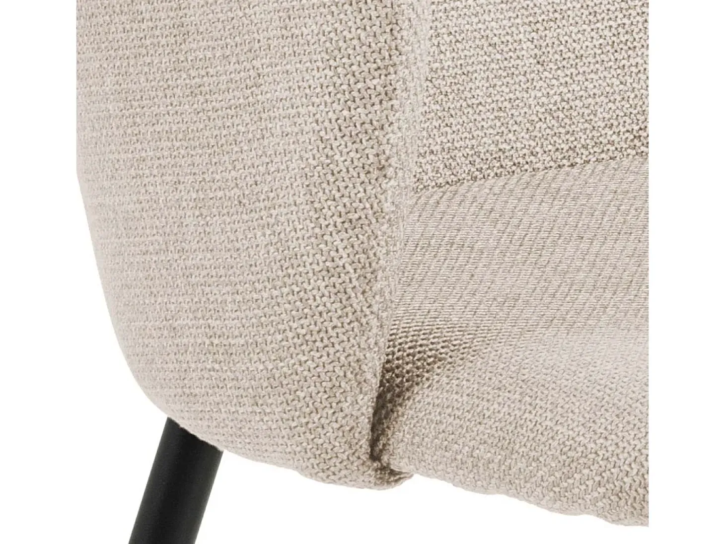 Silla de comedor Ilsa con reposabrazos beige.