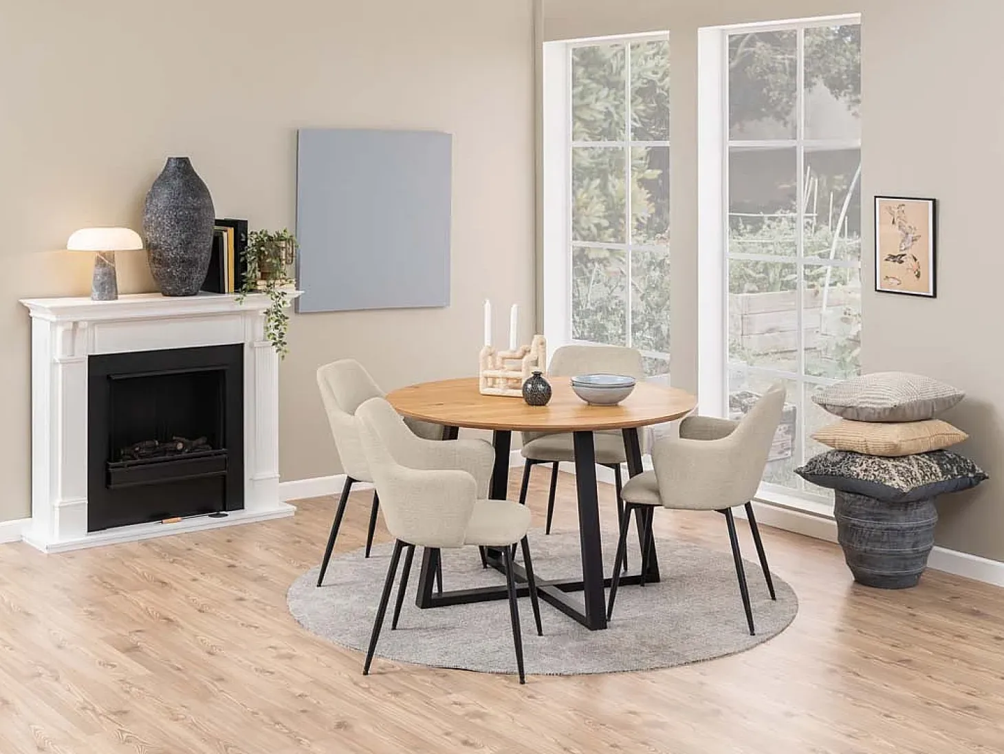 Silla de comedor Ilsa con reposabrazos beige.