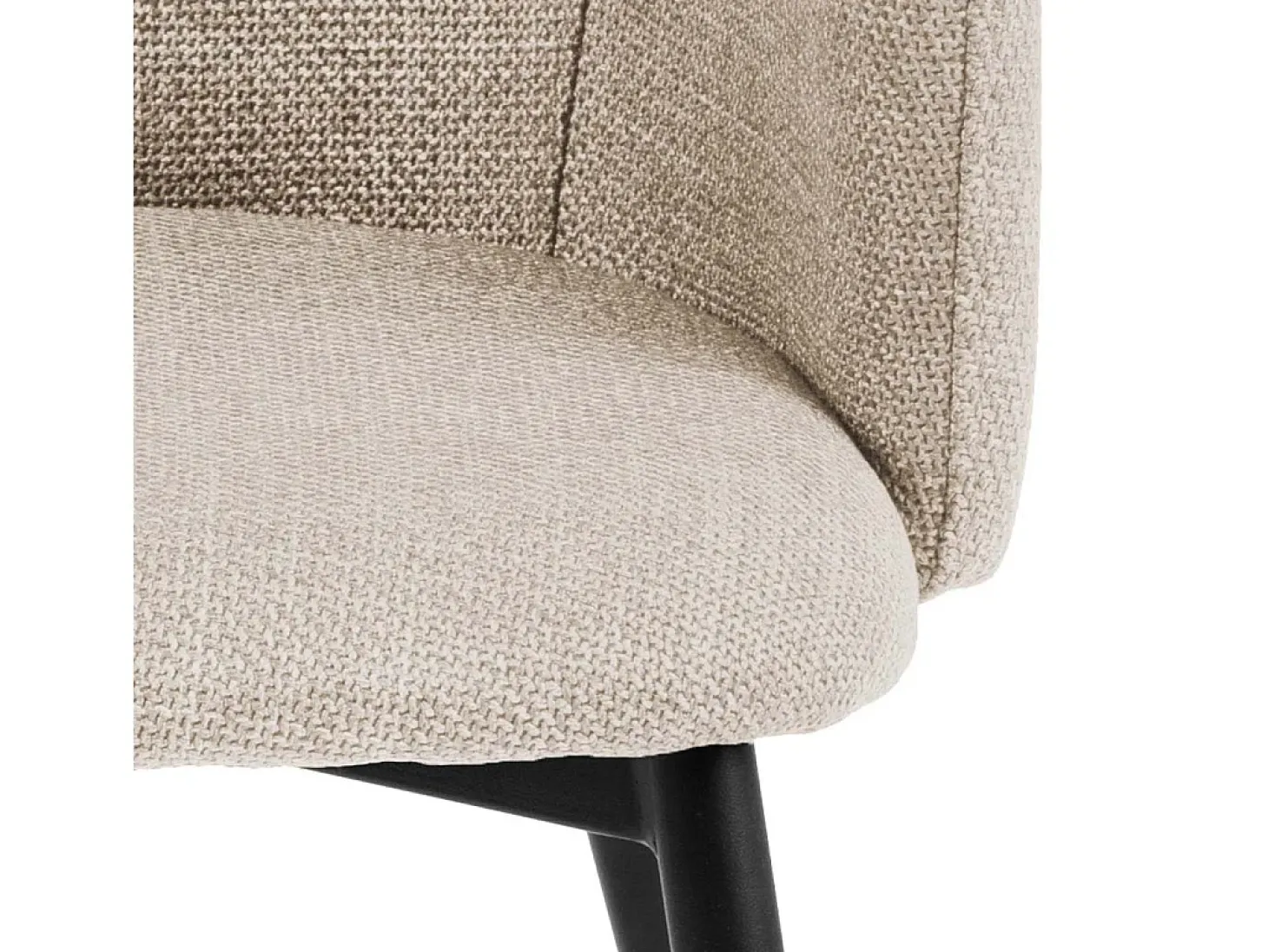 Silla de comedor Ilsa con reposabrazos beige.