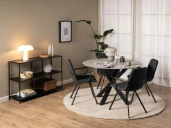 Silla de comedor Selina con reposabrazos color gris.