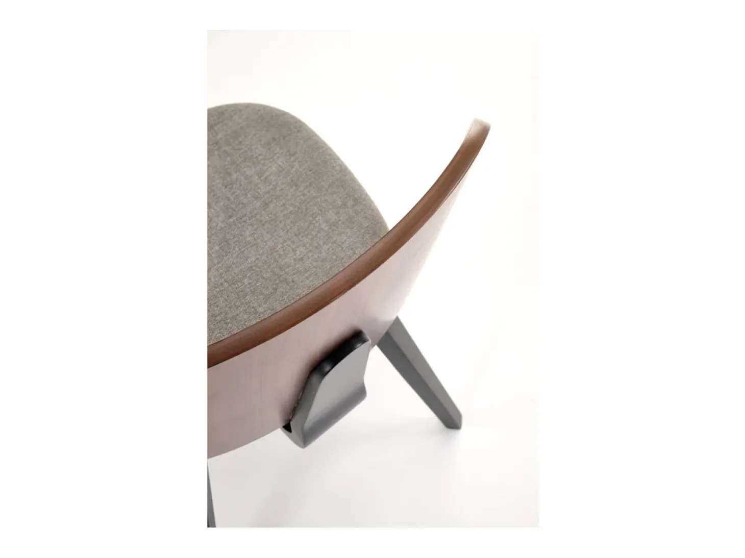 Silla de diseño tricolor Anea con patas de madera maciza