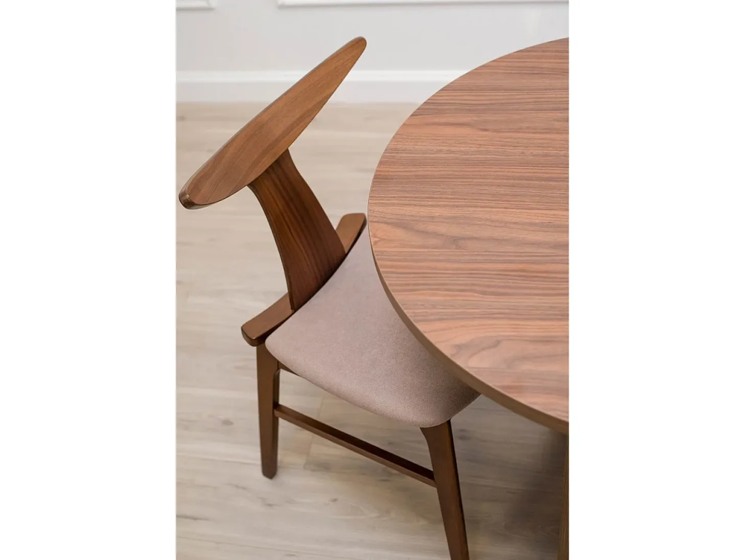 Silla de madera – nogal/listones – HENRICO