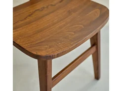 Silla de madera de mindi maciza con acabado nogal