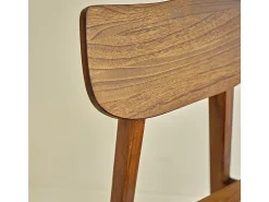 Silla de madera de mindi maciza con acabado nogal