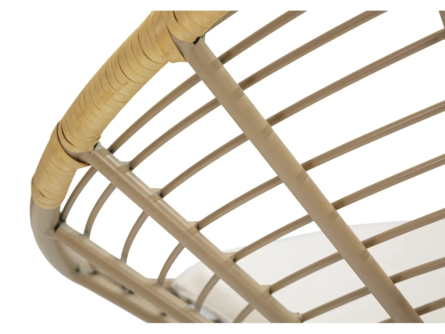 Silla de metal y ratán con cojín blanco boho chic Panama